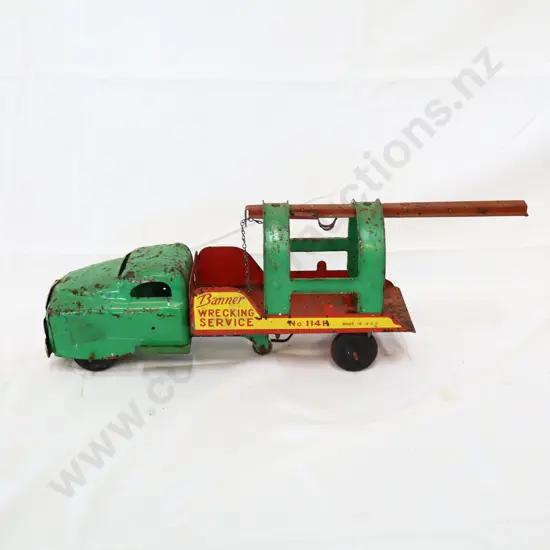 Banner Wrecking Service Tow Truck