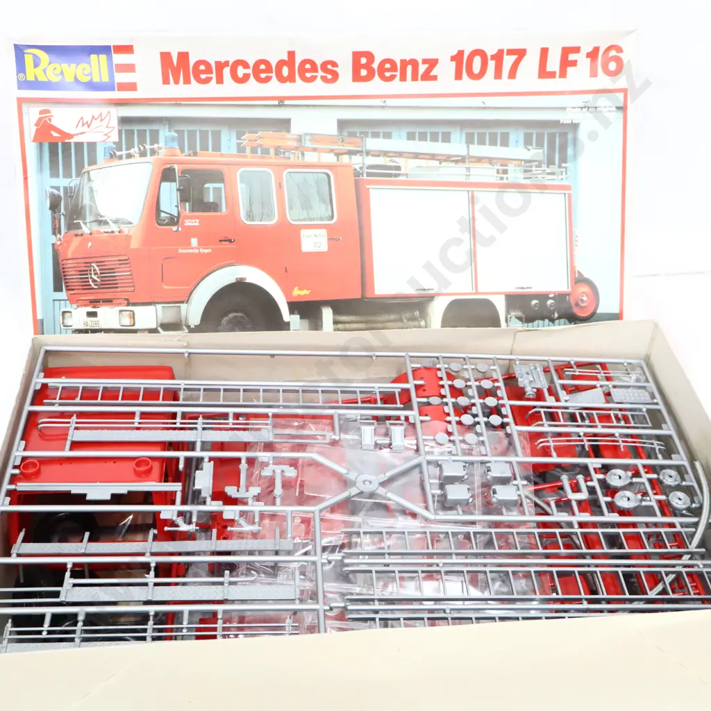 Revell Mercedes Benz 1017 LF 16 Model set  Image 1++
