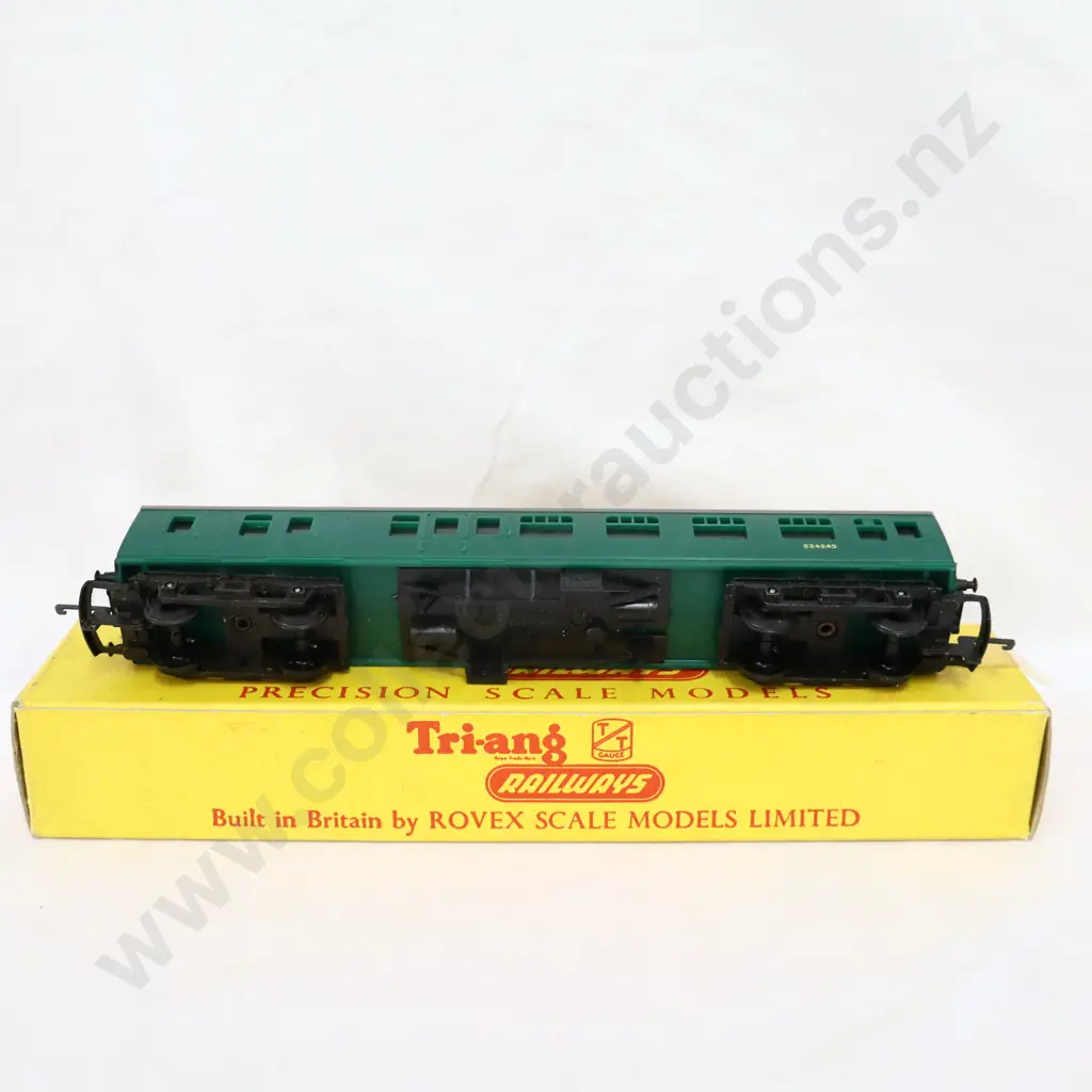 Tri-ang T132  composite coach  Image 1++