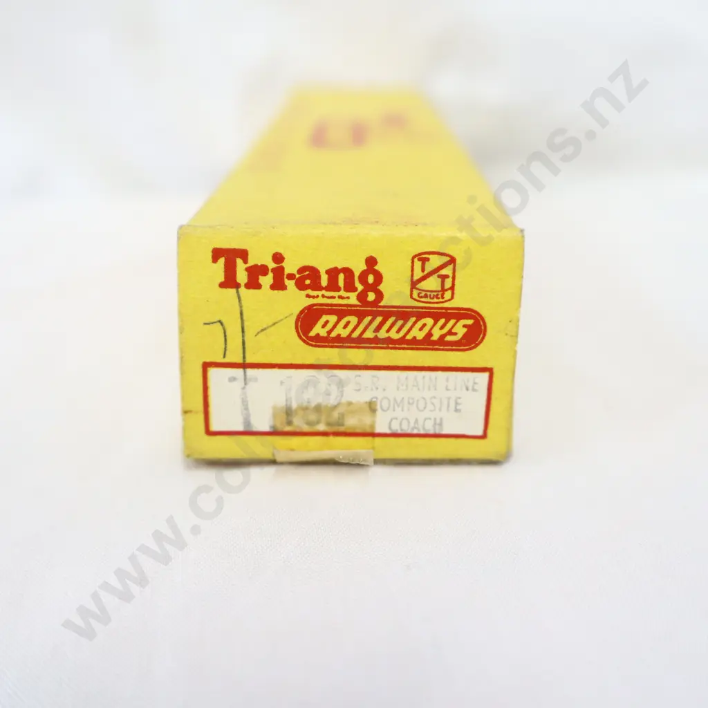 Tri-ang T132  composite coach  Image 1++