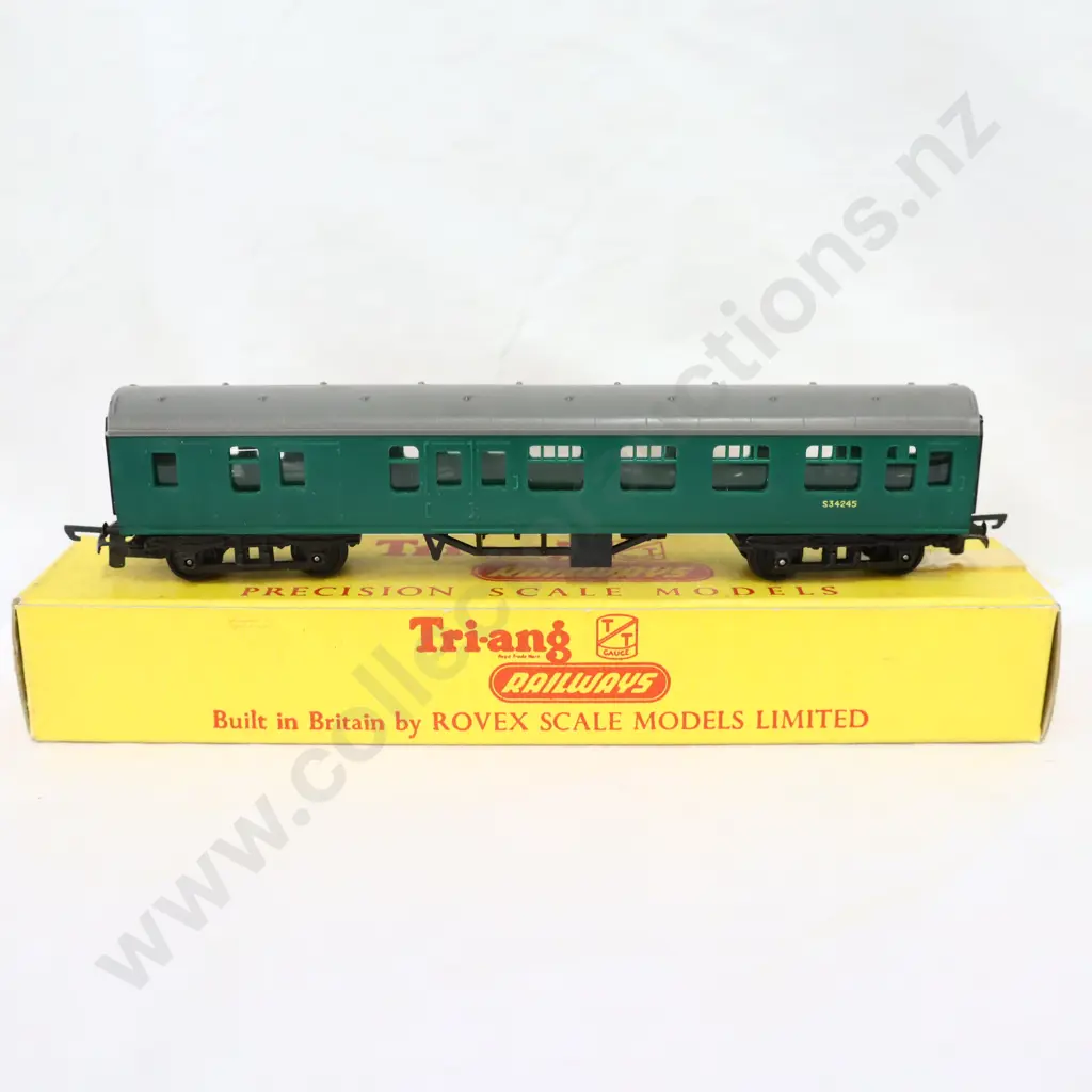 Tri-ang T132  composite coach  Image 1++
