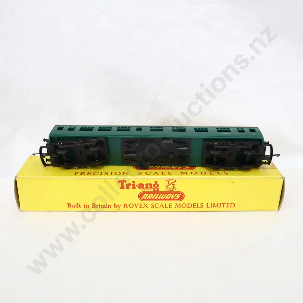 Tri-ang T 152  Composite Coach  Image 1++
