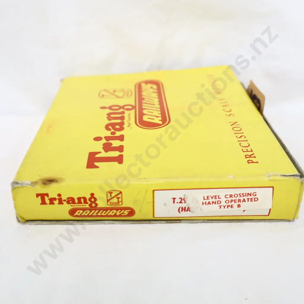 Tri-ang  T-29  Level crossing  Hand operated  Image 1++