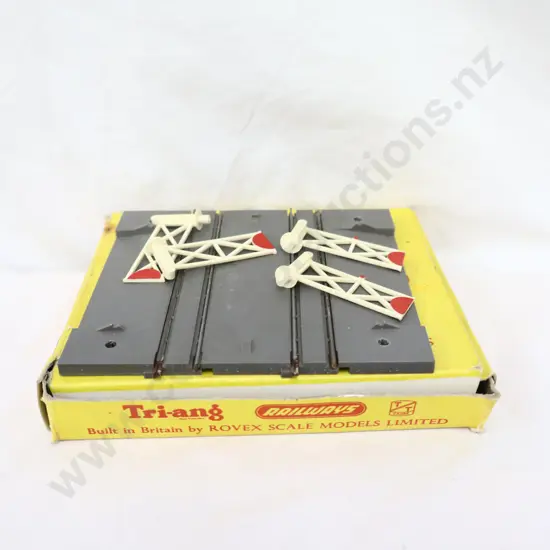 Tri-ang  T-29  Level crossing  Hand operated 