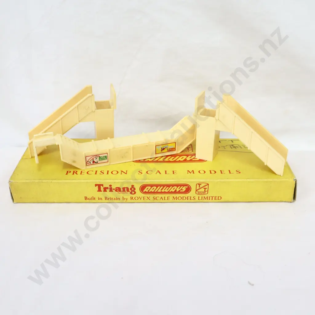 Tri-ang  T30  Foot Bridge  Image 1++