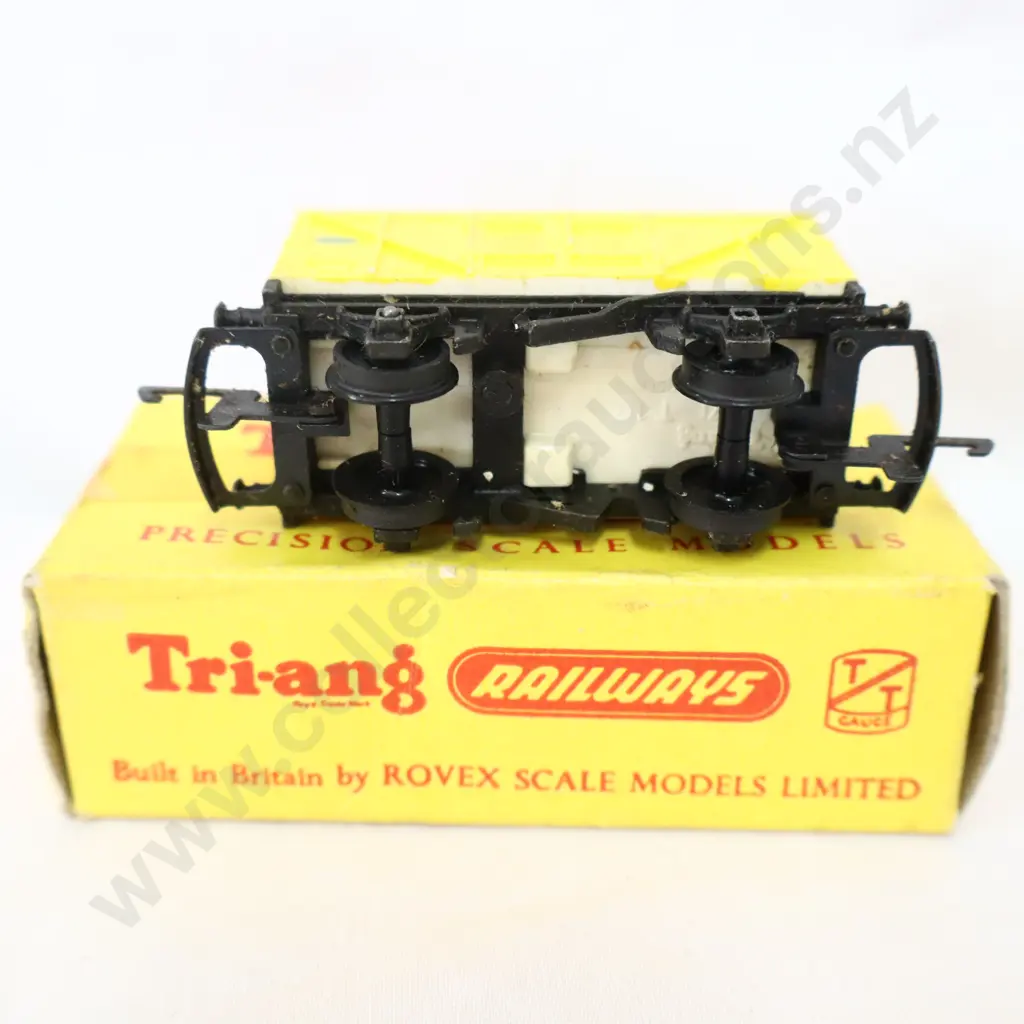 Tri-ang  T175  Meat van   yellow Image 1++