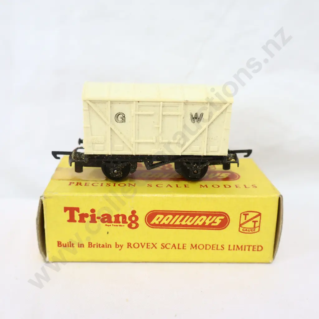 Tri-ang  T-175  Meat van   white  Image 1++