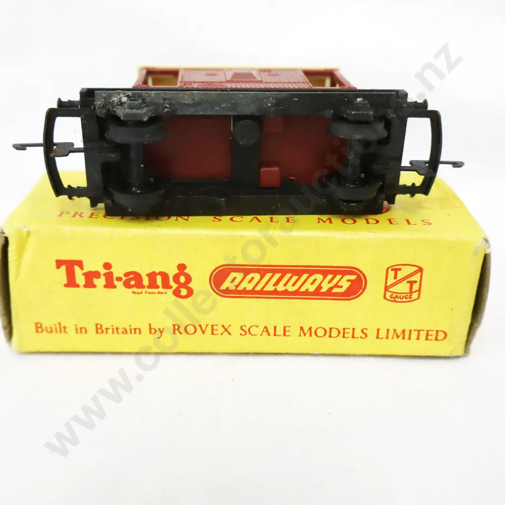 Tri-ang  T - 72  Brake van long wheel base  Image 1++