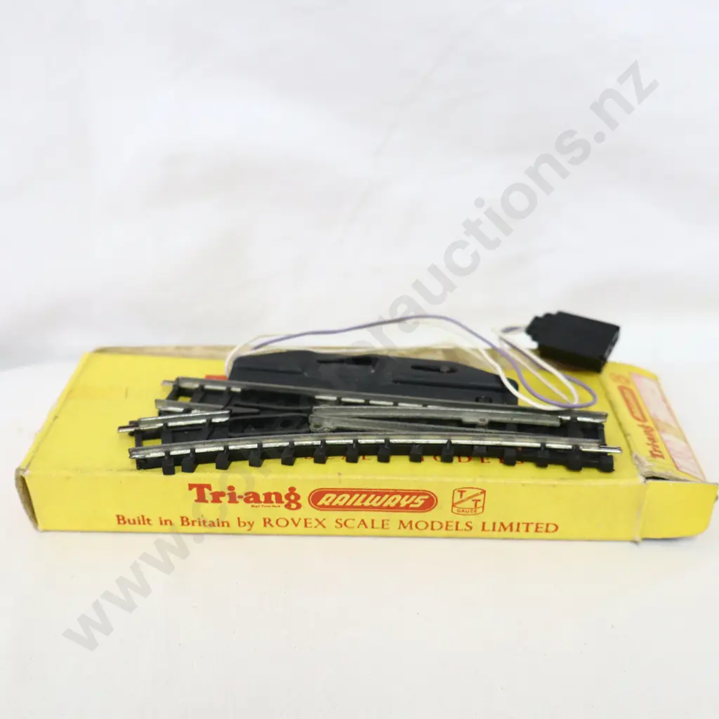 Tri-ang  T.162  Point left hand  Elec operated Type B Image 1++