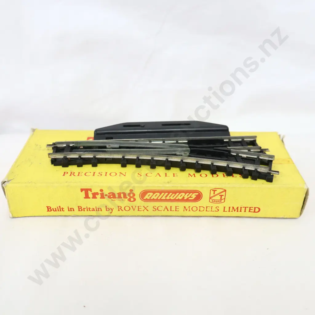 Tri-ang T .163 Point right hand Elec operated Type B  Image 1++