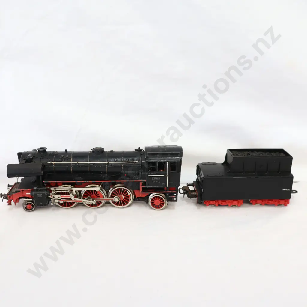 Marklin HO Steam Locomotive and Tender  Image 1++