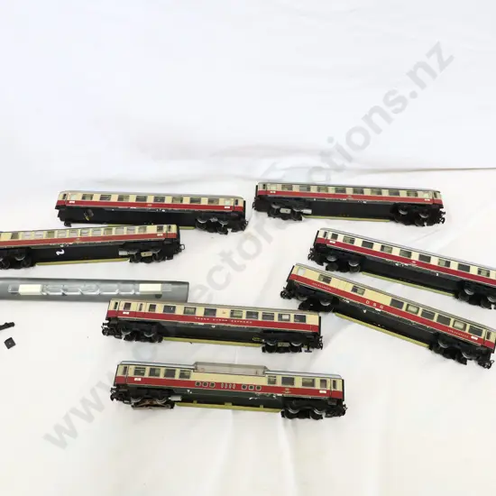 Marklin  7 x  Assorted Passenger Cartiages   Not Boxed 