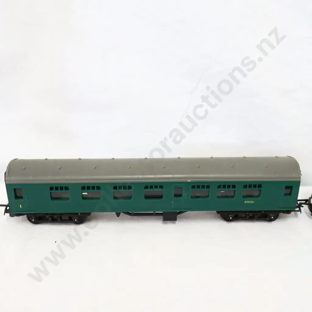 Tri-ang  3 x assorted Carriages   Not Boxed   Image 1++