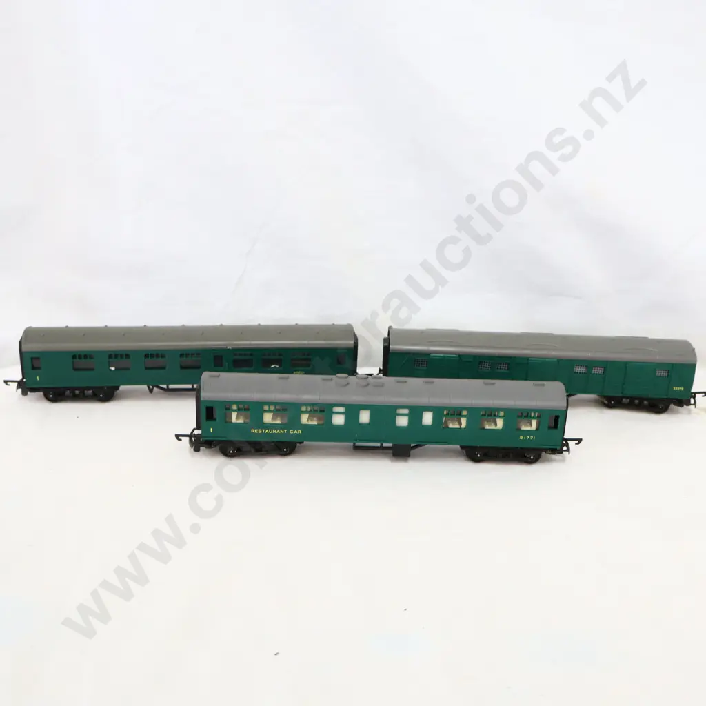 Tri-ang  3 x assorted Carriages   Not Boxed   Image 1++