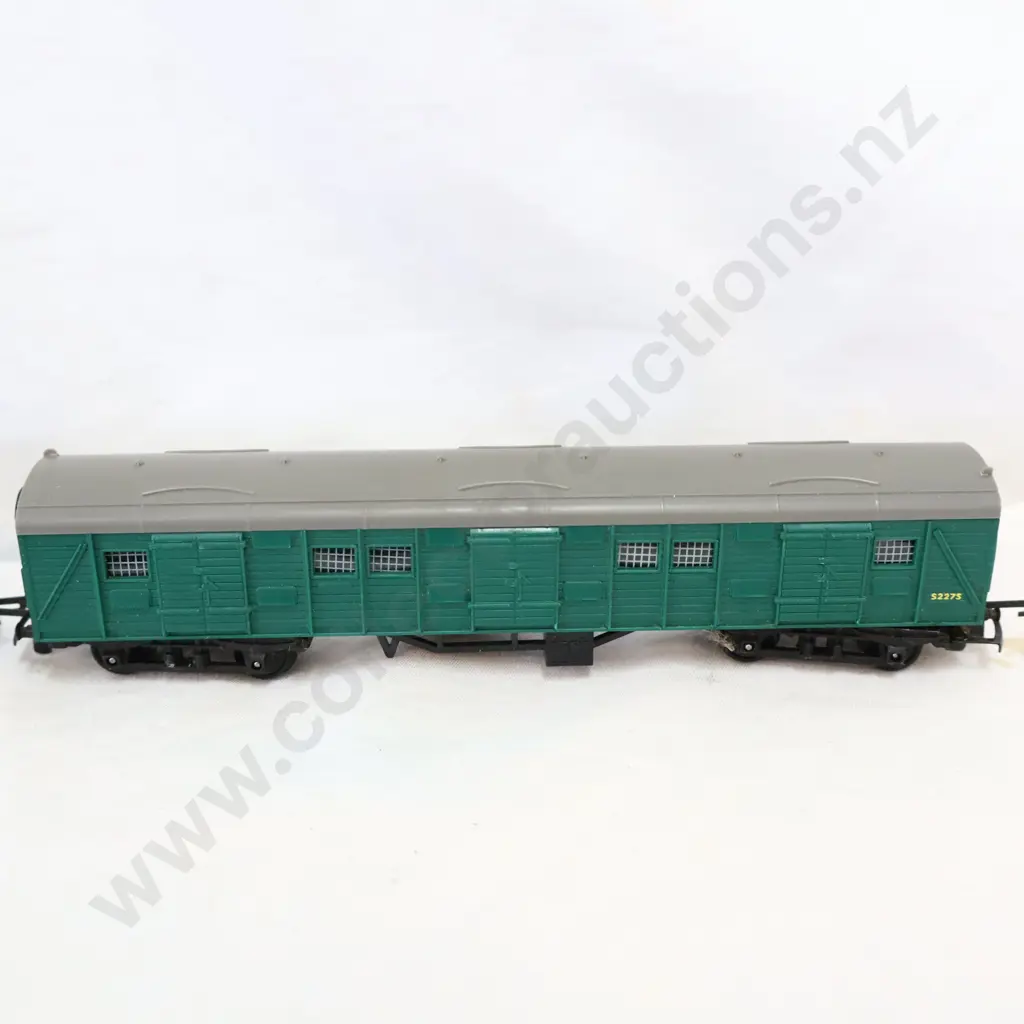 Tri-ang  3 x assorted Carriages   Not Boxed   Image 1++