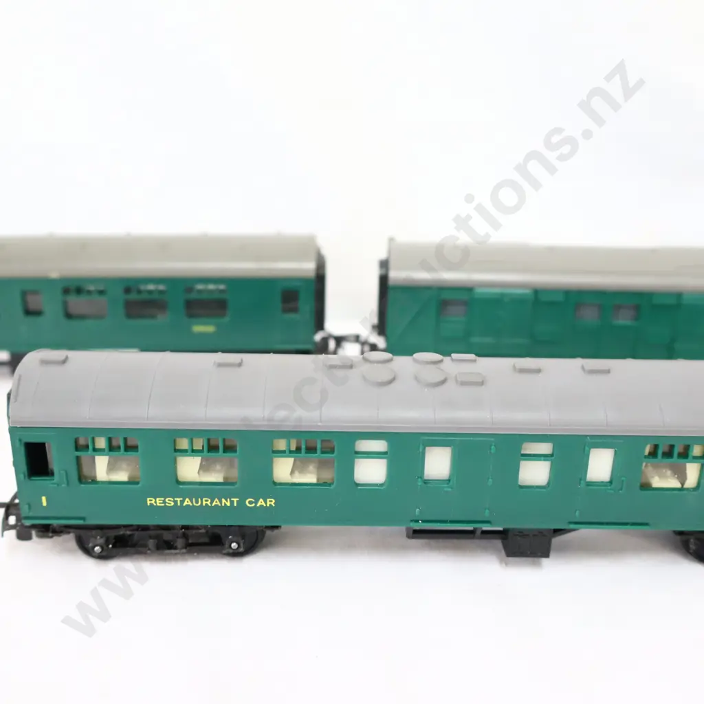 Tri-ang  3 x assorted Carriages   Not Boxed   Image 1++