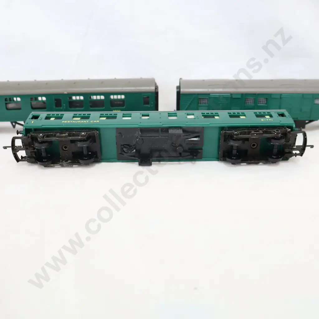 Tri-ang  3 x assorted Carriages   Not Boxed   Image 1++