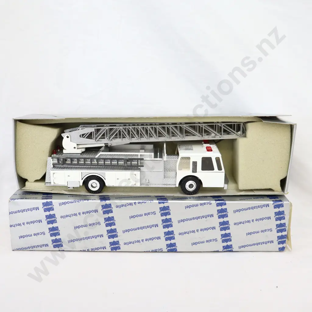 Conrad White Aerial Ladder fire truck  5506 Image 1++