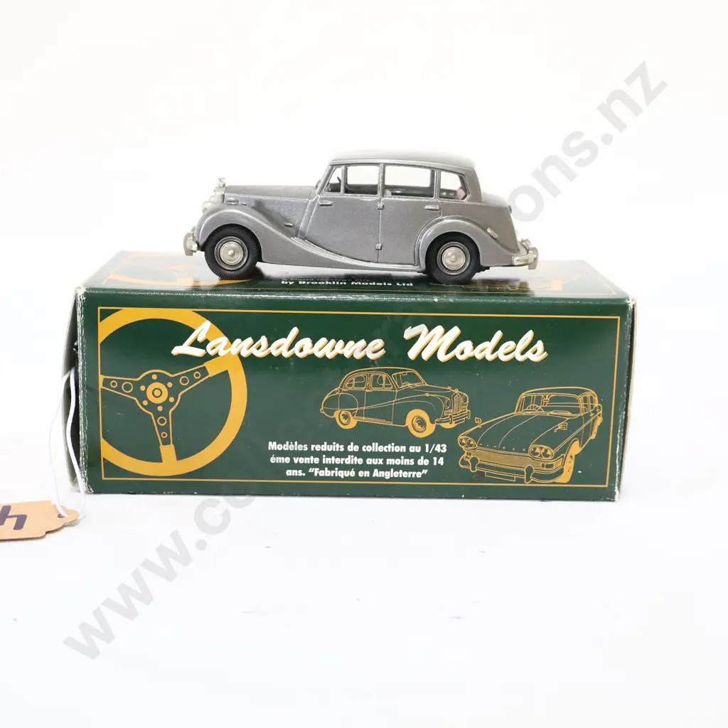 1/43 Landsdown Models LDM. 8 1954 Triumph Renown Saloon Image 1++
