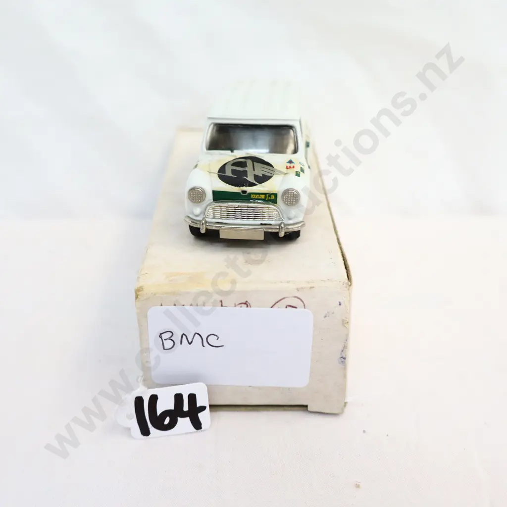 1/43 British Motoring Classic Mini Van Image 1++