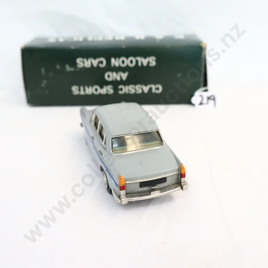 1/43 K & R Replicas Austin A60 Cambridge Image 1++
