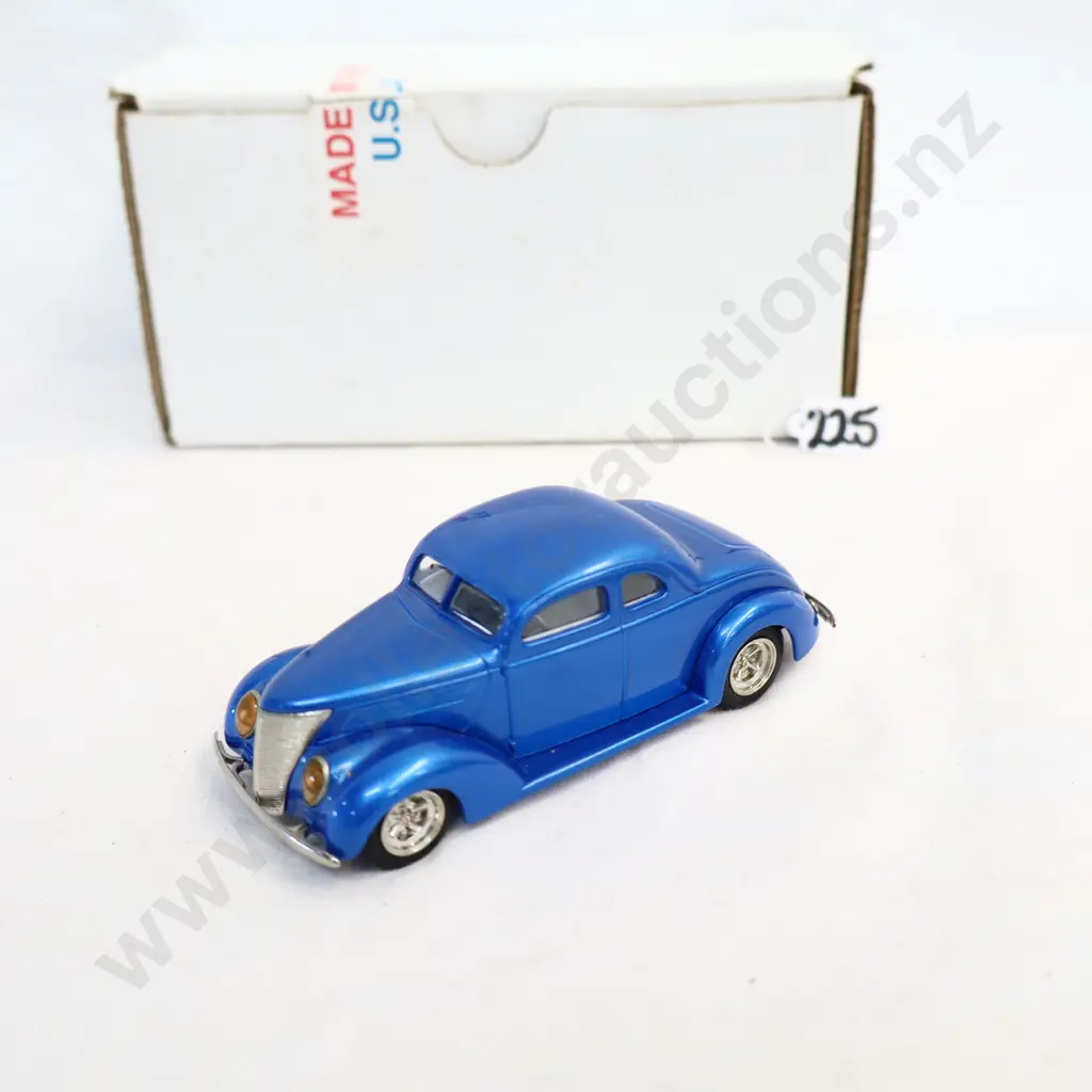1/43 Design Studio 1937 Ford 5 Window Couple No 12 of 16 Image 1++