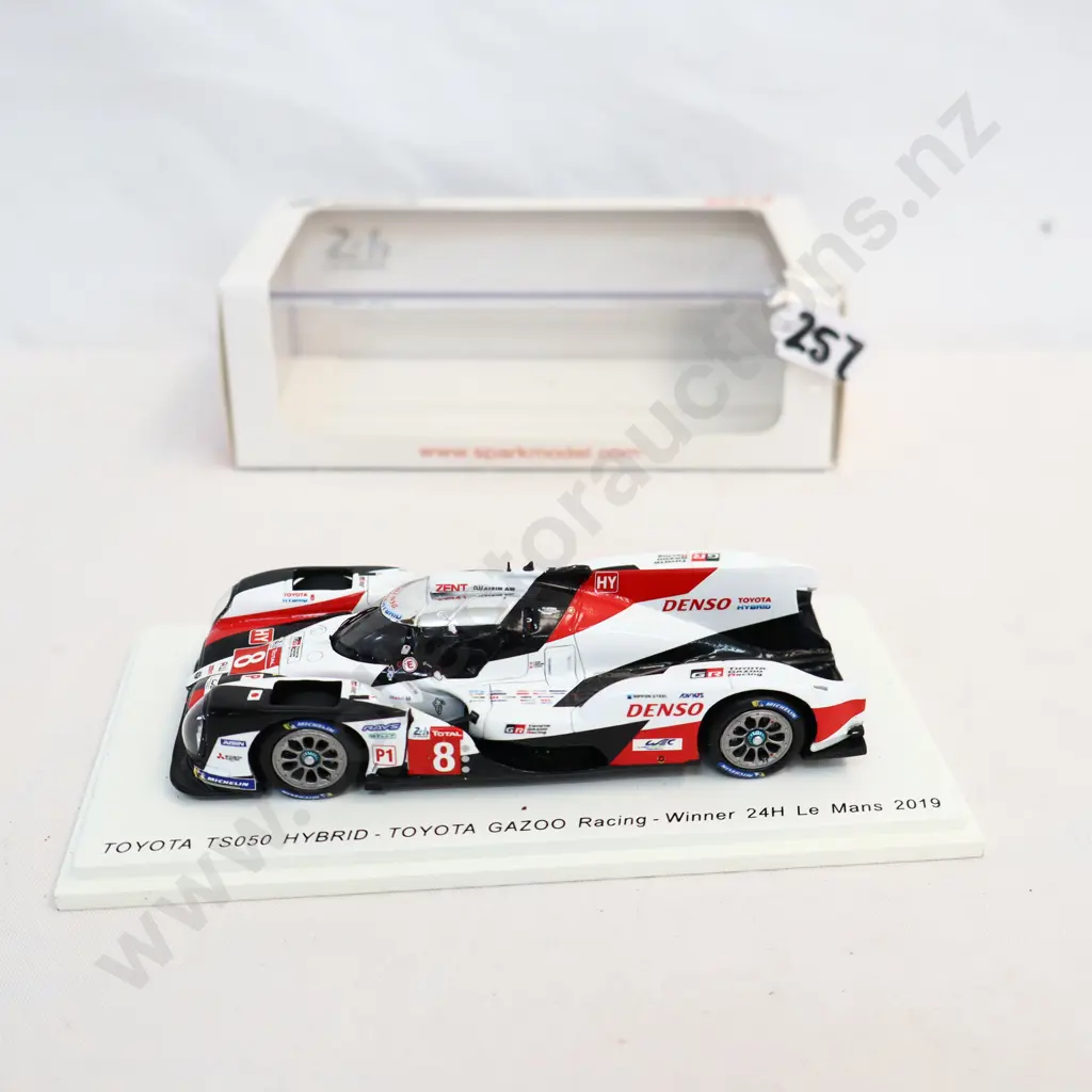1/43 Spark Toyota TS 050 Hybrid Image 1++