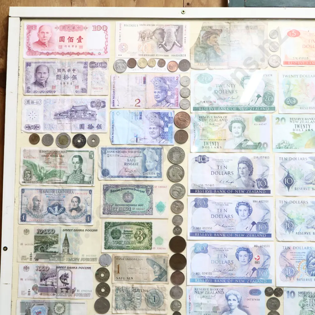 Cased World Bank Notes And Coins Image 1++