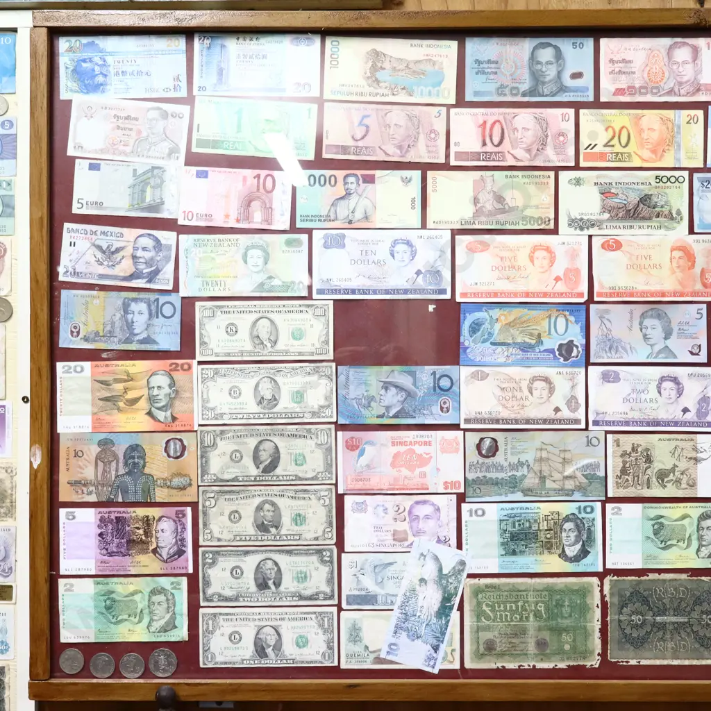 Cased World Bank Notes And Coins Image 1++