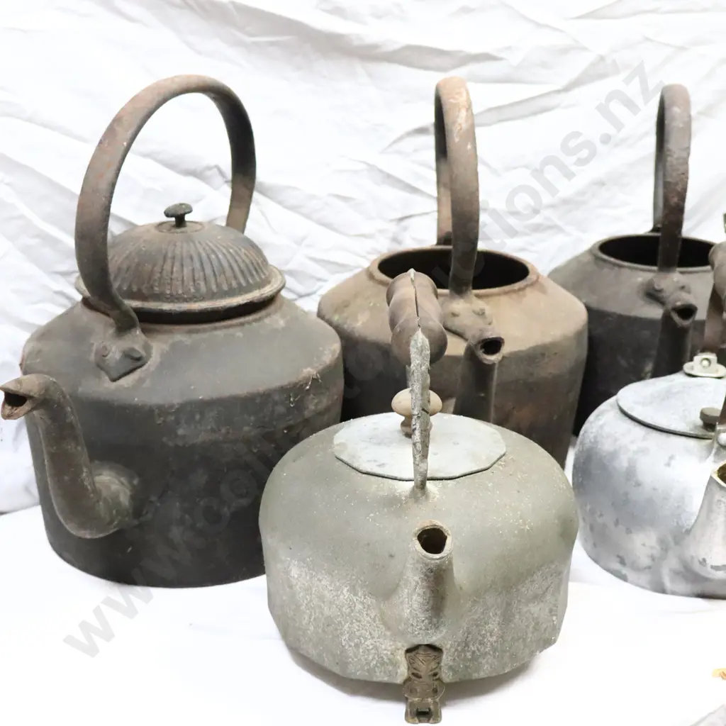 Cast Iron Early Kettles x 4 And Aluminium Kettles x 3 Image 1++