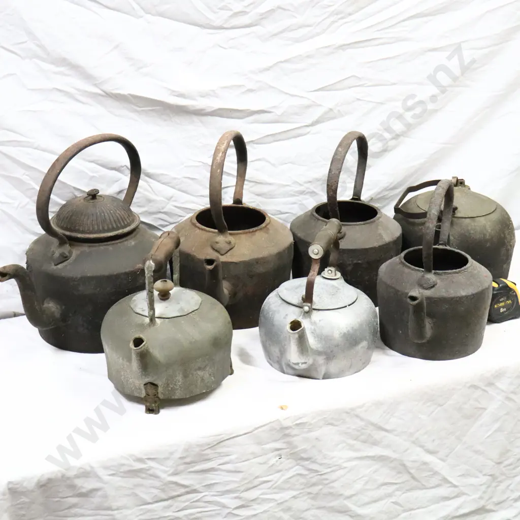 Cast Iron Early Kettles x 4 And Aluminium Kettles x 3 Image 1++