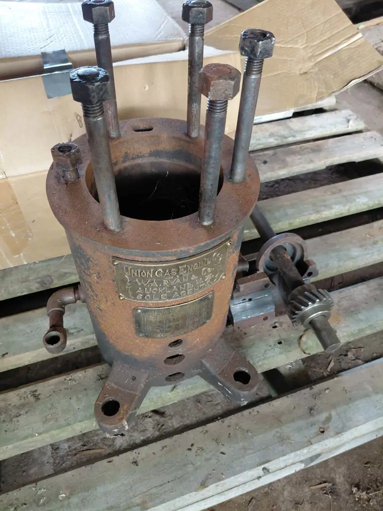Cast Iron Union Winch, Motor And Parts Image 1++
