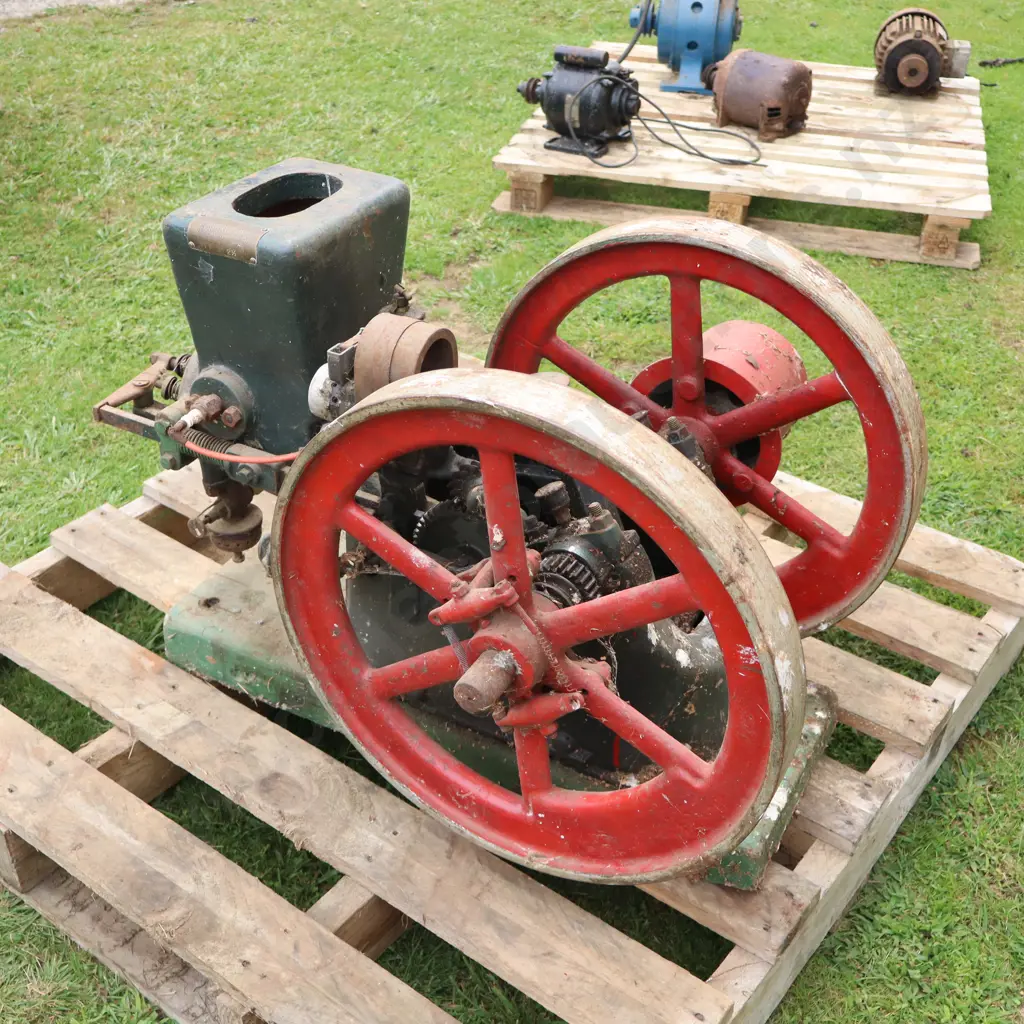 Associated Manufacturers Corporation Double Flywheel Station Engine. 51cm Flywheel. Image 1++