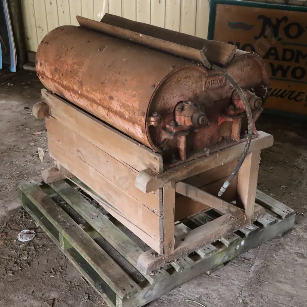 A Simon Wheat Fanning Mill Farm Machine  Image 1++