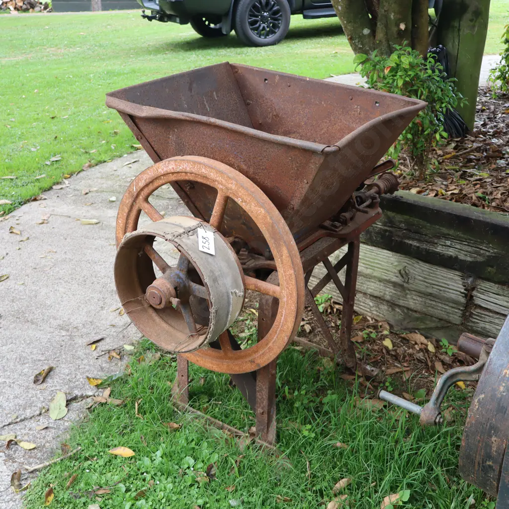 Cast Iron Grain Crusher Image 1++
